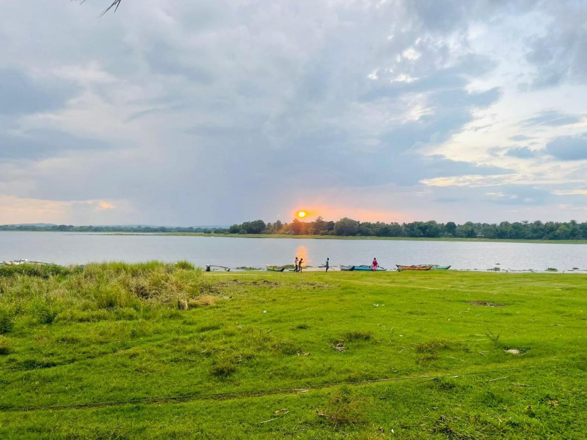 Hotel Lake Park Полоннарува Екстер'єр фото