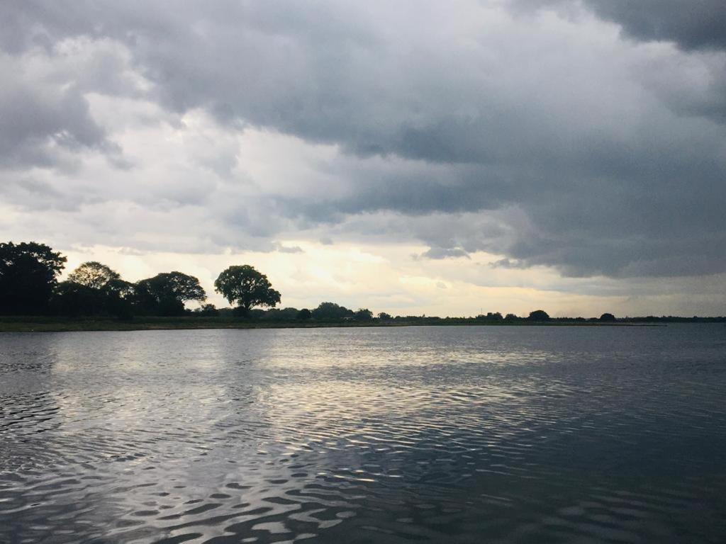 Hotel Lake Park Полоннарува Екстер'єр фото