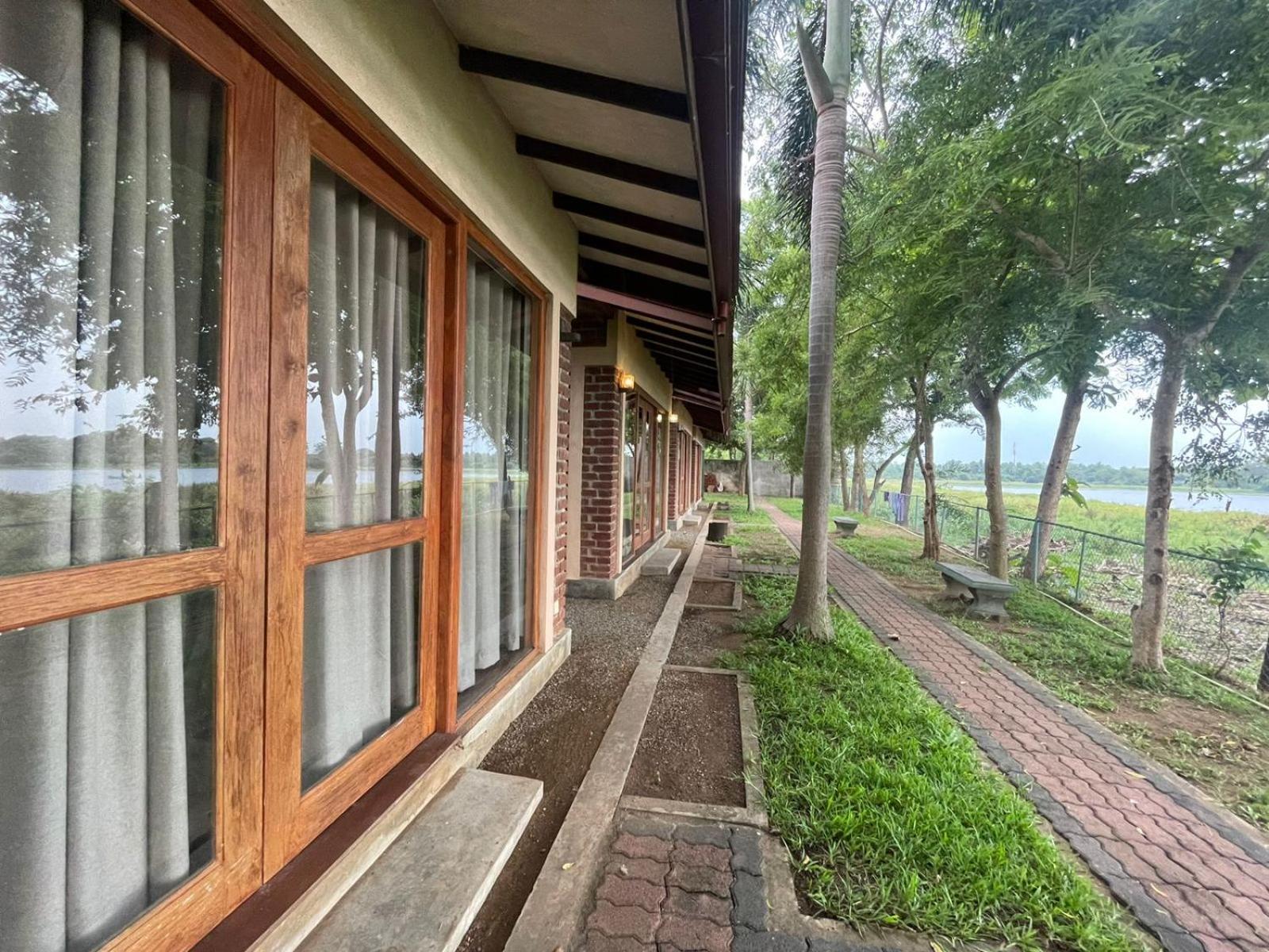 Hotel Lake Park Полоннарува Екстер'єр фото
